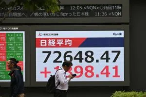 日经225指数星期一（6月22日）早盘上涨1.4%至72247.21点，盘中一度触及72831.73点的历史新高，最终收报72353.96点，上扬1.55%。（彭博社）